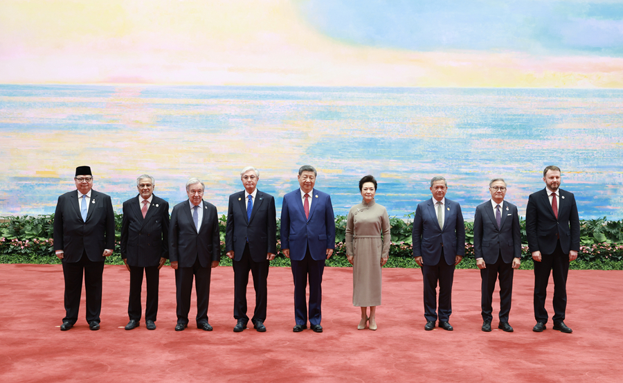 7月17日上午,国家主席习近平在上海世界会客厅出席2026世界人工智能大会暨人工智能全球治理高级别会议开幕式并发表主旨讲话。这是7月16日晚,习近平和夫人彭丽媛在世界会客厅为与会国际贵宾举行欢迎宴会。新华社记者 王晔 摄