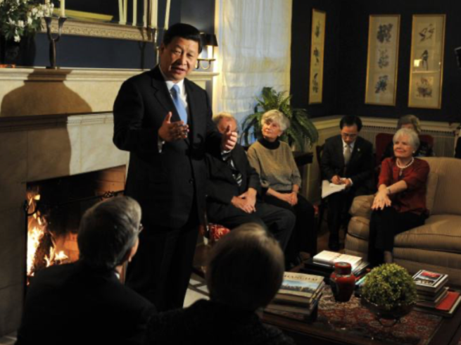 2012年2月15日,习近平在美国马斯卡廷与老朋友茶聚,在前艾奥瓦州友好省州委员会委员兰蒂夫人的家中回忆1985年访问该地时的情景。