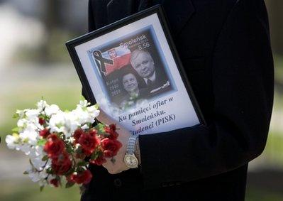 A&nbsp;mourner&nbsp;carries&nbsp;a&nbsp;tribute&nbsp;to&nbsp;the&nbsp;Polish&nbsp;President&nbsp;Lech&nbsp;Kaczynski&nbsp;upon&nbsp;arriving&nbsp;at&nbsp;a&nbsp;ceremony&nbsp;at&nbsp;the&nbsp;Katyn&nbsp;memorial&nbsp;in&nbsp;Toronto&nbsp;on&nbsp;Sunday,&nbsp;April&nbsp;11,&nbsp;2010.&nbsp;The&nbsp;ceremony,&nbsp;initially&nbsp;organized&nbsp;to&nbsp;mark&nbsp;the&nbsp;70th&nbsp;anniversary&nbsp;of&nbsp;the&nbsp;Katyn&nbsp;massacre,&nbsp;was&nbsp;dominated&nbsp;by&nbsp;remembrance&nbsp;for&nbsp;the&nbsp;Polish&nbsp;President&nbsp;Lech&nbsp;Kaczynski&nbsp;who&nbsp;died&nbsp;alongside&nbsp;95&nbsp;other&nbsp;passengers&nbsp;after&nbsp;their&nbsp;plane&nbsp;crashed&nbsp;in&nbsp;Smolensk,&nbsp;Russia&nbsp;on&nbsp;Saturday.&nbsp;(AP&nbsp;Photo/The&nbsp;Canadian&nbsp;Press,&nbsp;Chris&nbsp;Young)&nbsp;