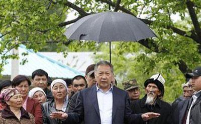Kyrgyz&nbsp;President&nbsp;Kurmanbek&nbsp;Bakiyev&nbsp;(C)&nbsp;talks&nbsp;to&nbsp;his&nbsp;supporters&nbsp;in&nbsp;Teyyit&nbsp;April&nbsp;15,&nbsp;2010.&nbsp;REUTERS/Denis&nbsp;Sinyakov