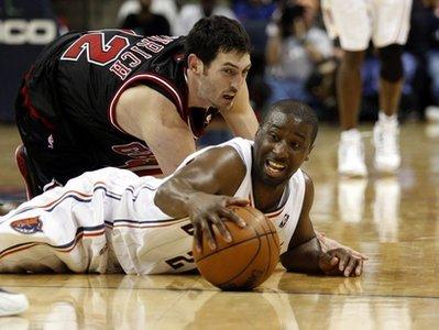 Charlotte&nbsp;Bobcats&nbsp;guard&nbsp;Raymond&nbsp;Felton,&nbsp;right,&nbsp;beats&nbsp;Chicago&nbsp;Bulls&nbsp;guard&nbsp;Kirk&nbsp;Hinrich&nbsp;to&nbsp;a&nbsp;loose&nbsp;ball&nbsp;in&nbsp;the&nbsp;second&nbsp;half&nbsp;of&nbsp;an&nbsp;NBA&nbsp;basketball&nbsp;game&nbsp;Wednesday,&nbsp;April&nbsp;14,&nbsp;2010,&nbsp;in&nbsp;Charlotte,&nbsp;N.C.&nbsp;Chicago&nbsp;won&nbsp;98-89.(AP&nbsp;Photo/Nell&nbsp;Redmond)