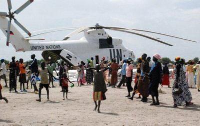 Food&nbsp;aid&nbsp;is&nbsp;offloaded&nbsp;from&nbsp;a&nbsp;United&nbsp;Nations&nbsp;helicopter&nbsp;in&nbsp;the&nbsp;southern&nbsp;Sudanese&nbsp;town&nbsp;of&nbsp;Akobo,&nbsp;2009.&nbsp;(AFP/File/Peter&nbsp;Martell)