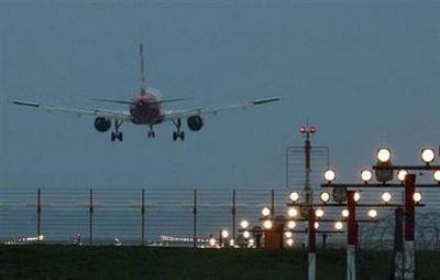 An&nbsp;Air&nbsp;Berlin&nbsp;plane&nbsp;lands&nbsp;at&nbsp;Tegel&nbsp;airport&nbsp;in&nbsp;Berlin&nbsp;after&nbsp;it&nbsp;was&nbsp;partly&nbsp;opened&nbsp;to&nbsp;traffic,&nbsp;April&nbsp;20,&nbsp;2010.&nbsp;REUTERS/Thomas&nbsp;Peter