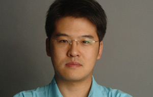 <br><p align=center><b><font color=white size=3>���㣺�����һ���������</font></b></p><br><font color=white size=2>&nbsp; &nbsp; &nbsp;Ҧ����ȫNBA�ڶ����ݵ��з棬�㲻���ܷ����������з治�ã�Ҳ�������������油����������С������������Ӵ���ж�Ư��������������ͷ�����ﶼ��Ȼ�ǣ���Ҧ��Ѱ��һ�����о���ġ����ȶ��ĸ�������ĺ�����</font>