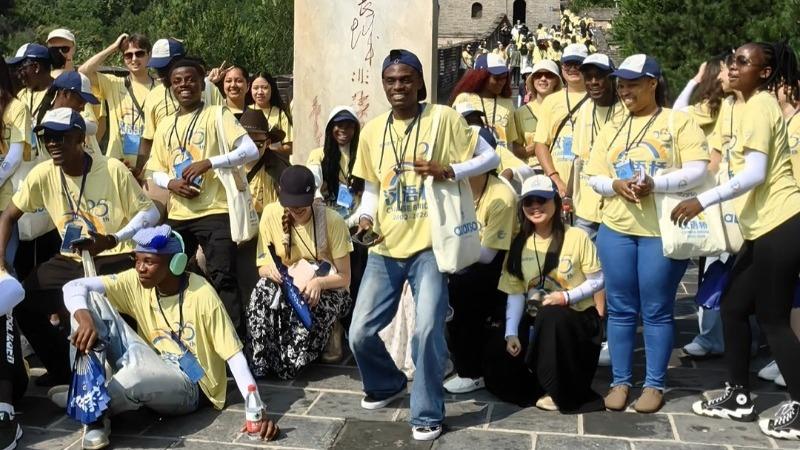 25th 'Chinese Bridge' contestants ascend the Great Wall