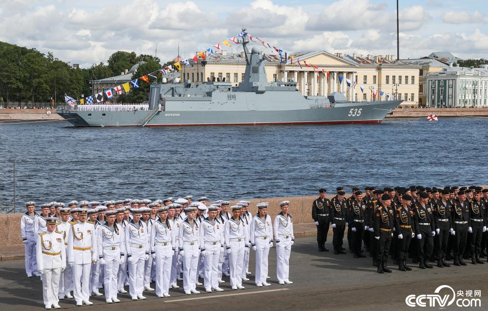 有47艘各型舰船以及潜艇参加今年7月31日在圣彼得堡举行的海军节阅兵