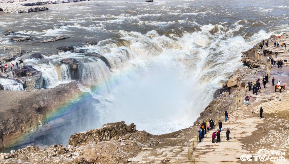 陕西延安壶口瀑布气势磅礴水流汹涌澎湃