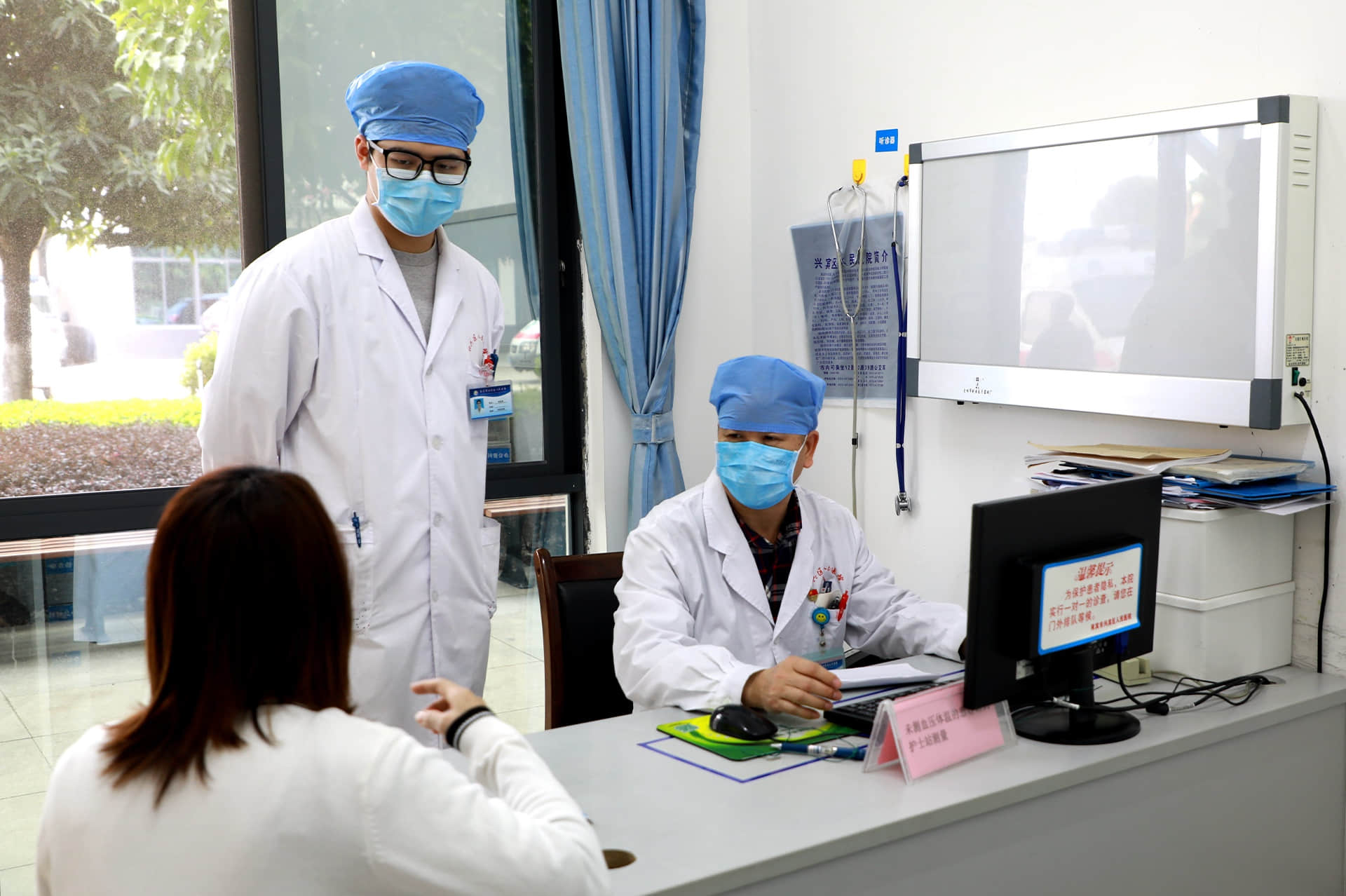 2020年廣西來賓市興賓區人民醫院定向醫學生在代教老師指導下學習。