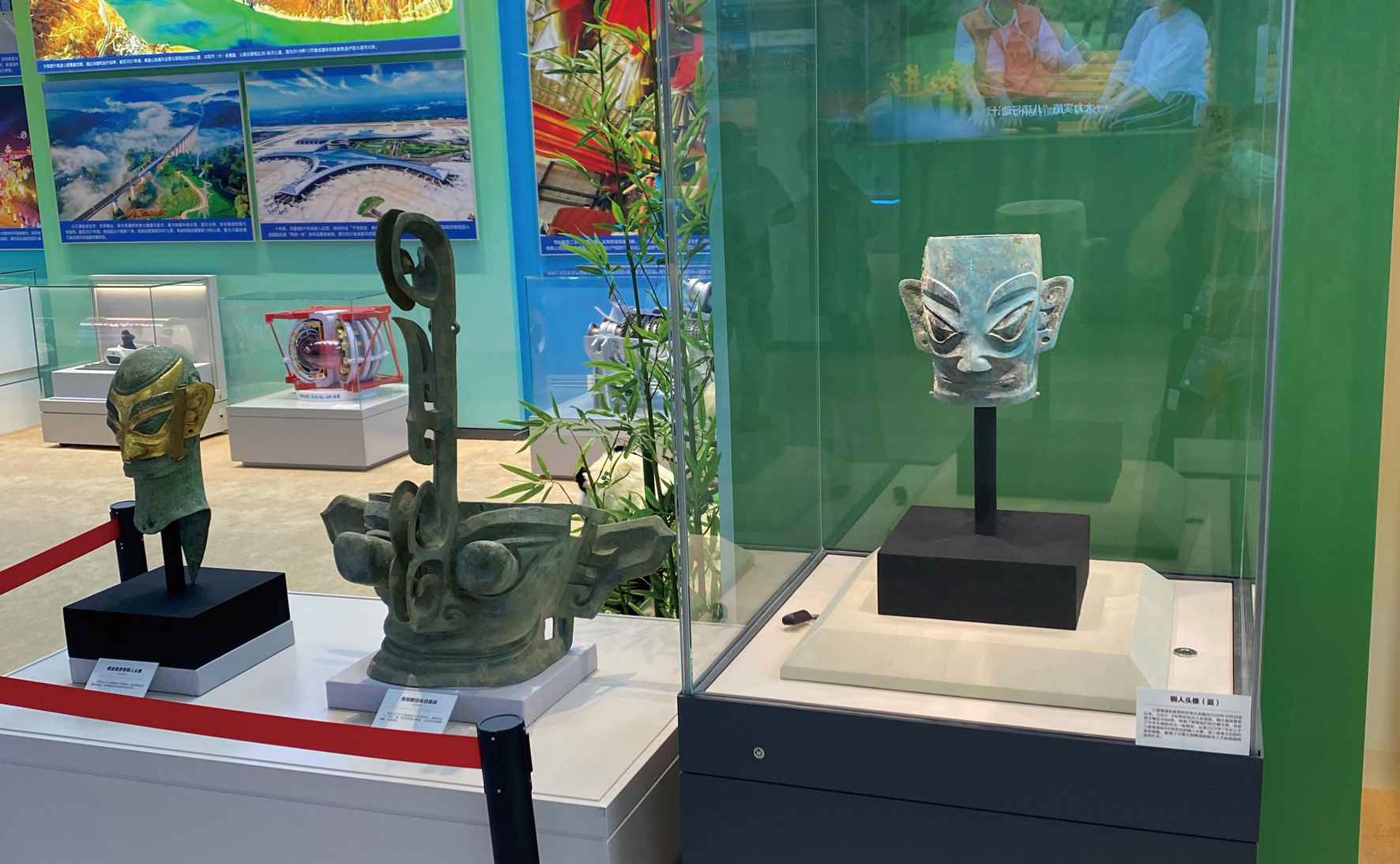 在四川展区，来自三星堆最新出土的青铜人头像首次面向观众展出。  本报记者 刘源隆 摄