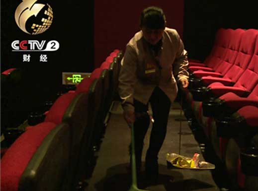 　彭永贵的工作是电影院保洁 每年春节不回家只为多赚点钱