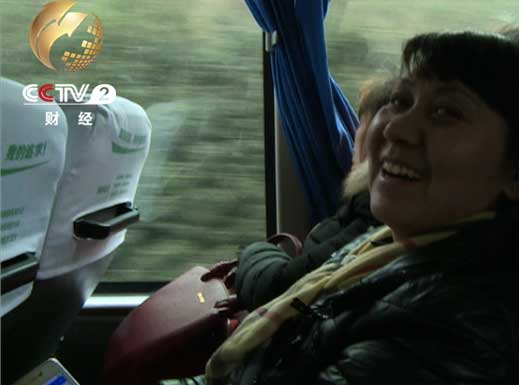 彭永贵终于踏上回家的路二十几个小时的车程 她依然很激动