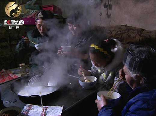 全家人一起吃团圆饭 家里重现久违的热闹