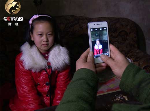 彭永贵给女儿拍照片做留念