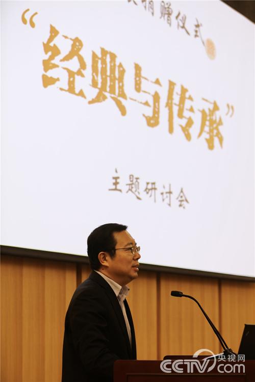 第六届中国书法家协会副主席、青少年工作委员会主任委员王家新在捐赠仪式上讲话