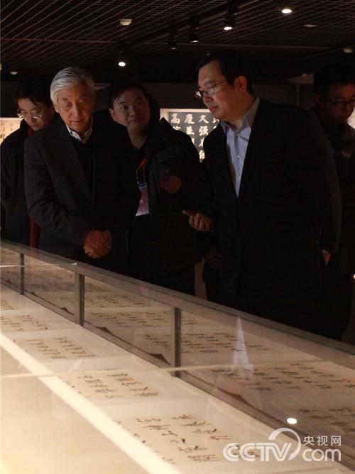 嘉宾参观展览