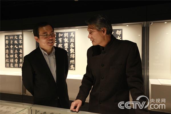 嘉宾参观展览