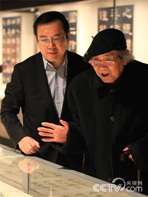 嘉宾参观展览
