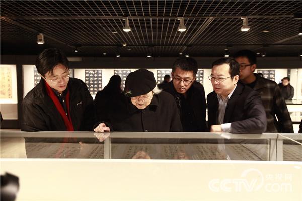 嘉宾参观展览