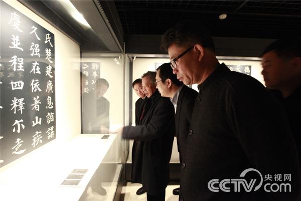 嘉宾参观展览