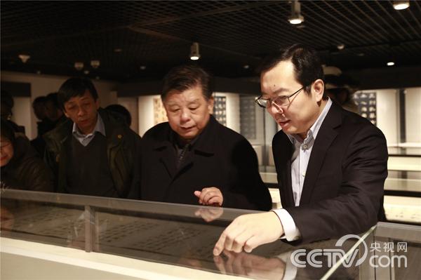 嘉宾参观展览