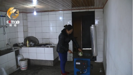 魏明会家的炉灶，使用的是秸秆、果树枝条等原料生产的清洁能源。