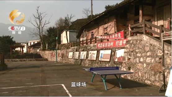 这里曾经是一片地震废墟，如今被改造成了老年人活动健身的场地。