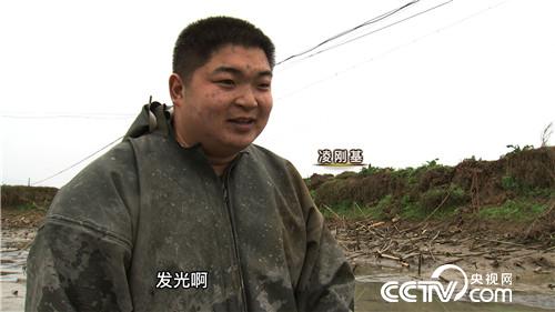 莽撞小伙黑泥塘里捞金