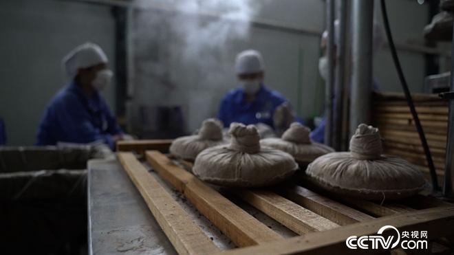 饱受争议的女人在古老村寨的财富发现