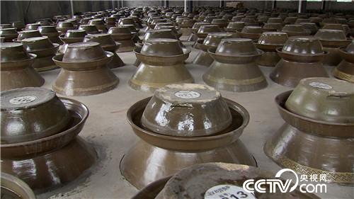 致富经：两个落魄男人靠坛子赚千万