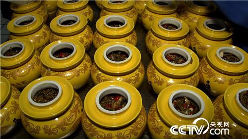 致富经：两个落魄男人靠坛子赚千万