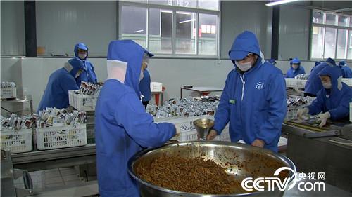 致富经：两个落魄男人靠坛子赚千万