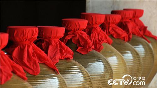 致富经：两个落魄男人靠坛子赚千万