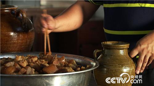 [致富经]两个落魄男人靠坛子赚千万 20170929 