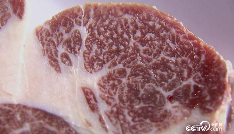 高档的牛肉一般用来煎制牛排，怎么做煎出来的牛排才更好吃呢？