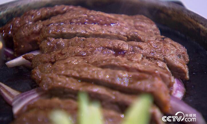 高档的牛肉一般用来煎制牛排，怎么做煎出来的牛排才更好吃呢？