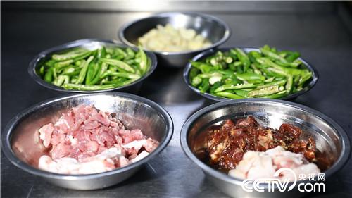 美女老师快乐养猪 一头多卖3000多元