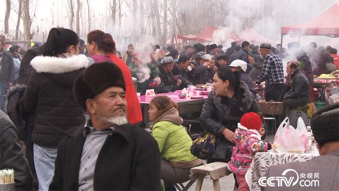 一场关乎胜利与荣誉的比拼即将开始。千挑万选出的它们能否为他赢得荣光？一场牛气冲天，重量级选手云集的赛事会出现什么样的场面？热闹的&ldquo;巴扎&rdquo;上美食云集。美味营养的卤鸽子是新和人的最爱。这里的人们热情包容，这里的生活简单快乐。敬请收看《新和赛牛会》。