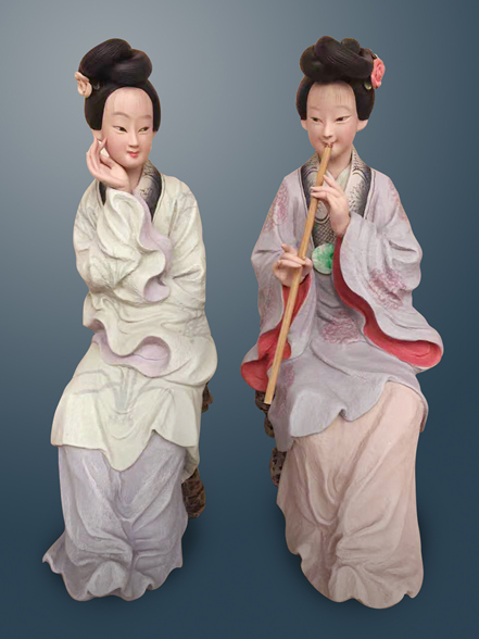 作品取材于中国古典仕女，一人吹箫，一人托腮细致聆听，人物形象典雅，大气，端庄。传承了泥人张仕女技法细腻入微，色彩古朴含蓄的特点。给观者以美的享受，以及对传统文化愉悦幸福的美好体验