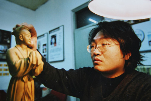 张宏岳，1972年生，北京人。1998年毕业于中央工艺美术学院装饰艺术系雕塑专业。著名民间艺术家“泥人张”第五代传人。泥人张彩塑的代表性传承人