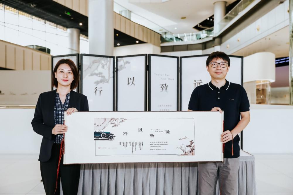 展览揭幕合影，从左至右：苏州博物馆常务副馆长李红、上海汽车博物馆馆长刘涛