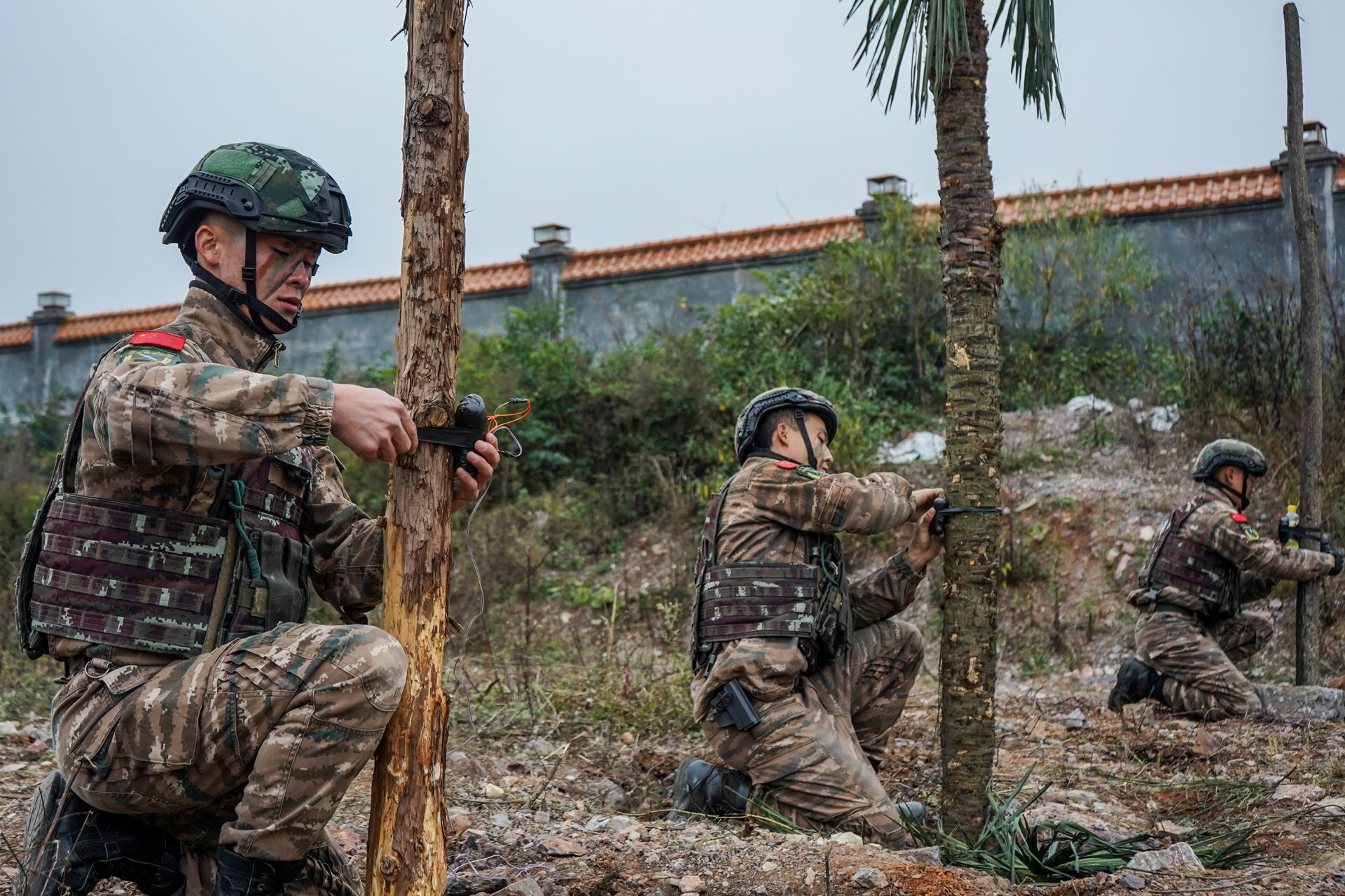 硝烟四起直击武警官兵实爆训练现场
