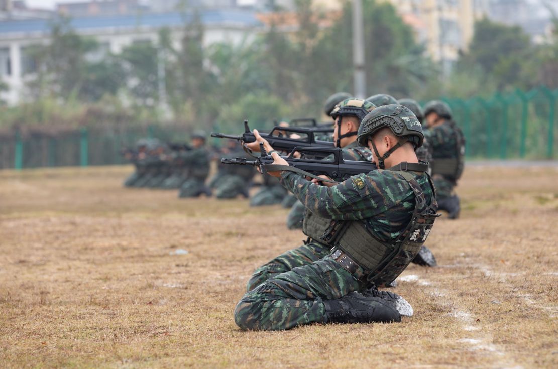 武警防城港支队全副武装聆听训令掀起练兵热潮