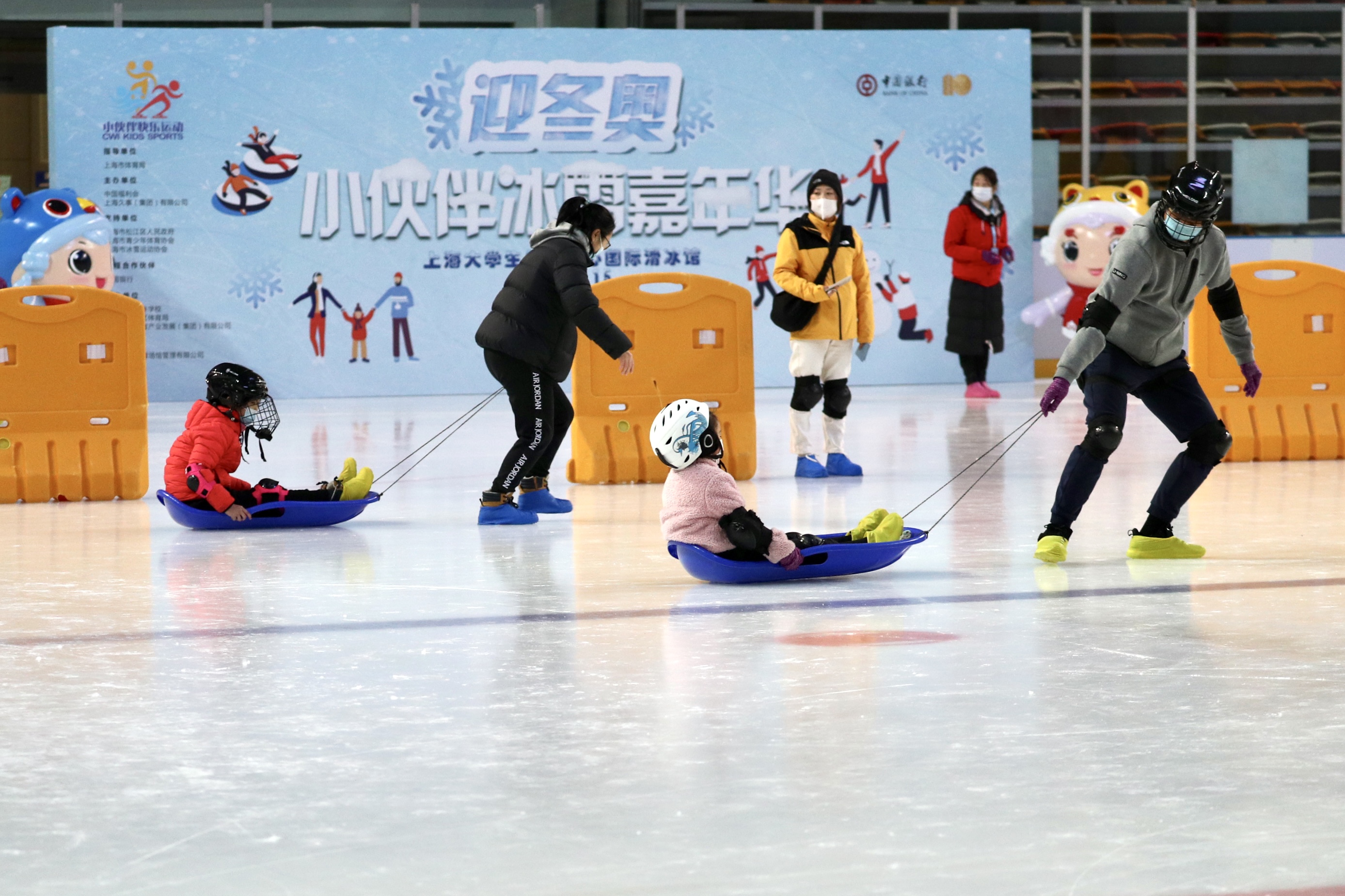上海举办迎冬奥会主题活动少年儿童共享冰雪嘉年华