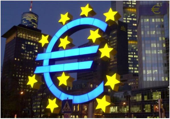 ▲欧洲中央银行大楼前的巨型钢铸欧元雕塑