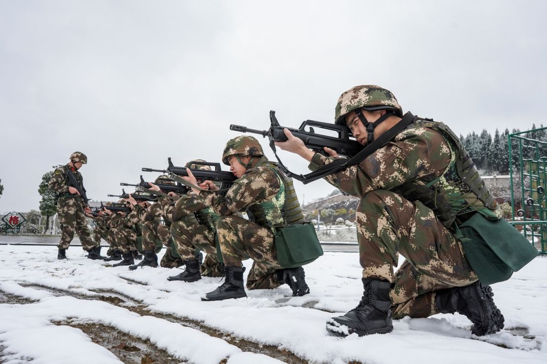 该支队紧紧抓住风雪天候练兵时机,各单位结合任务特点,因材施教在雪地