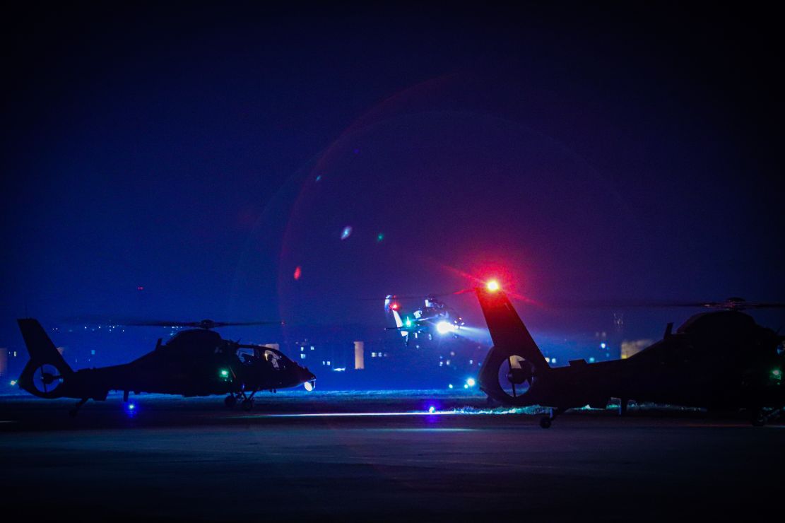 震撼来袭第75集团军某空突旅开展夜间飞行训练