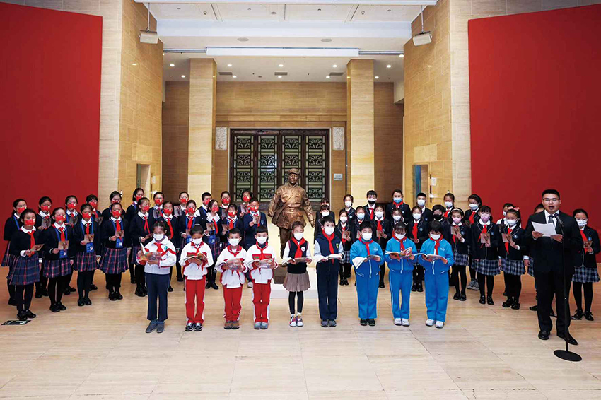 3月5日，在中国美术馆举办的公共教育活动上，在雷锋的雕塑前，来自北京市史家小学、灯市口小学等学校的少先队员在老师的带领下朗诵诗歌。3月5日，在中国美术馆举办的公共教育活动上，在雷锋的雕塑前，来自北京市史家小学、灯市口小学等学校的少先队员在老师的带领下朗诵诗歌。