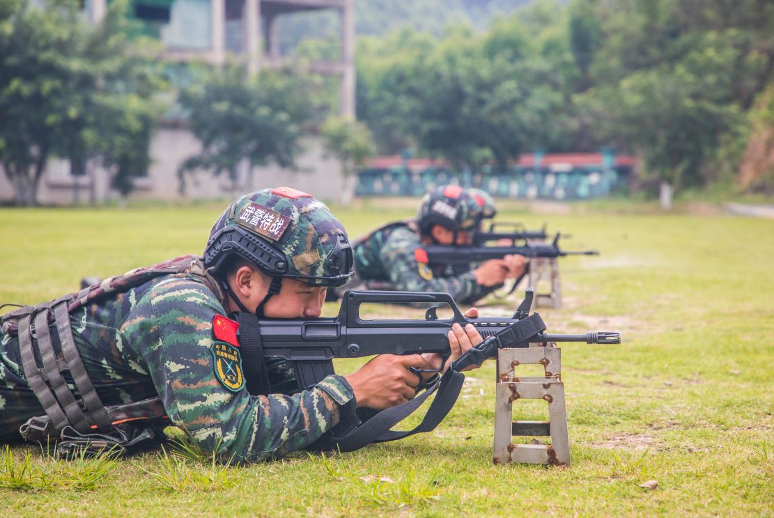 武警特战队员进行步枪快速射击训练