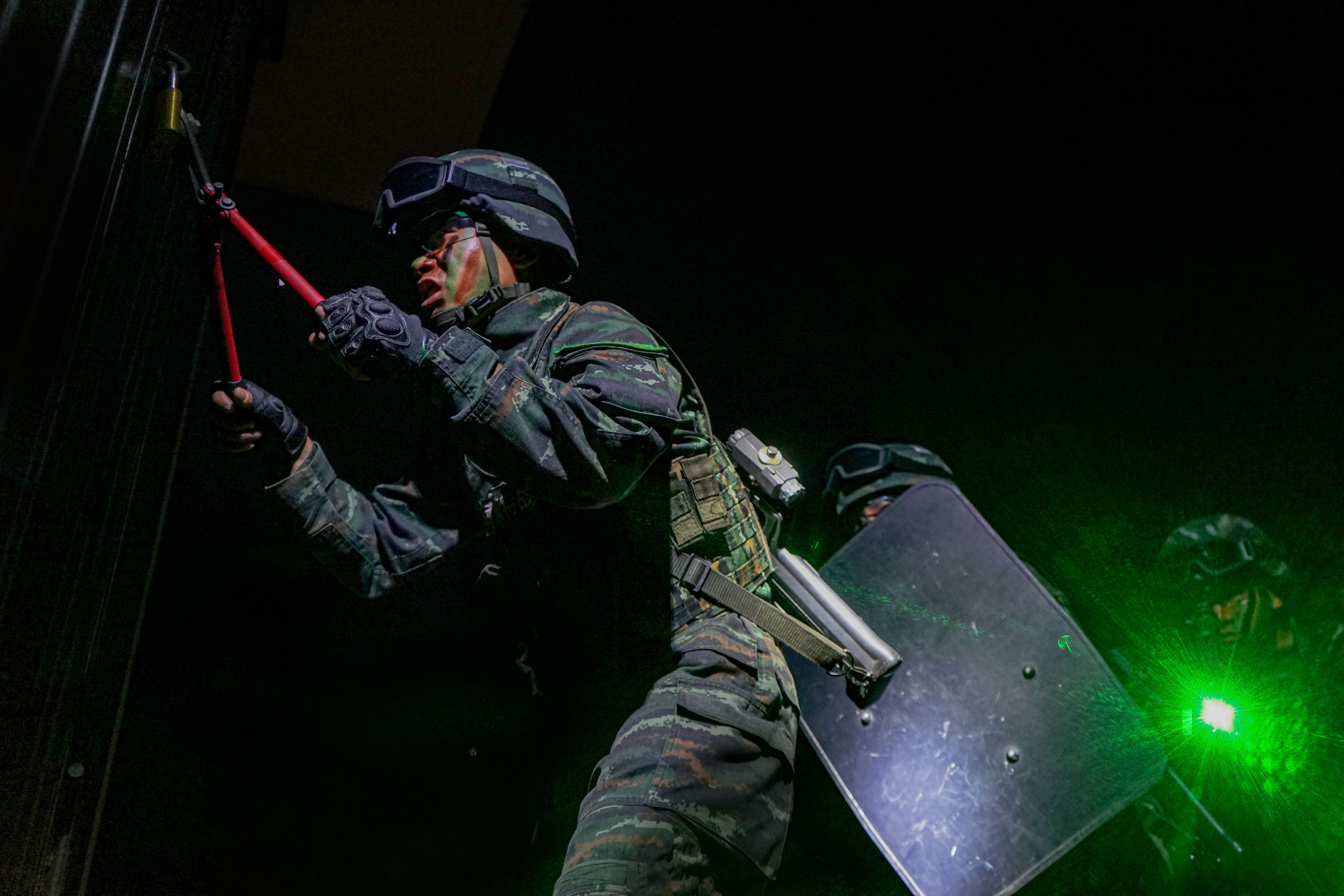 直击夜训场一起看武警特战密林深处极限追击