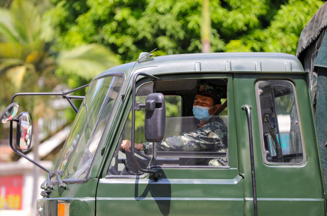 军车年审进行中别样战友迎来大考